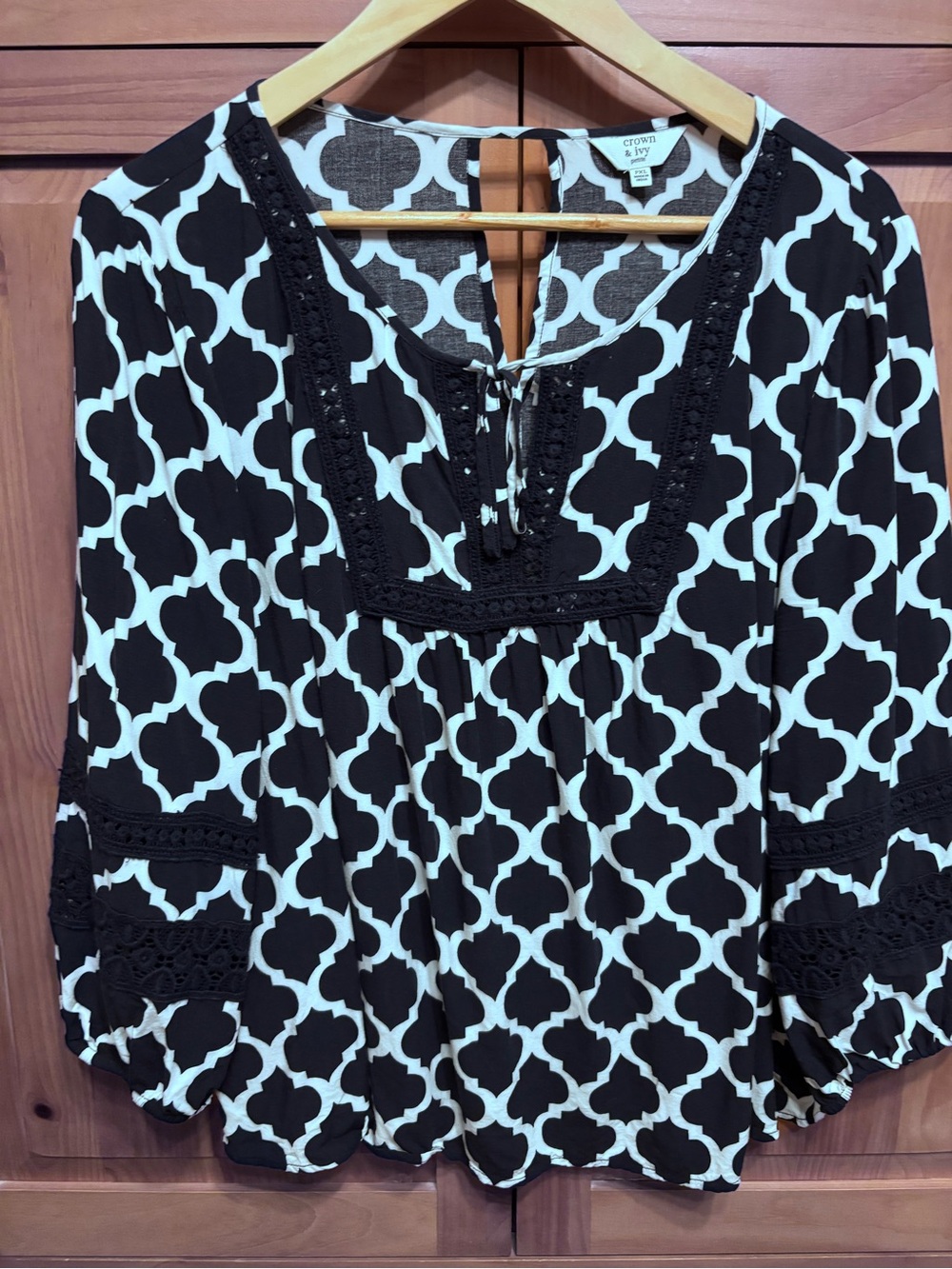 crown & ivy Black and White Geometric Crochet-Trim Peasant Blouse